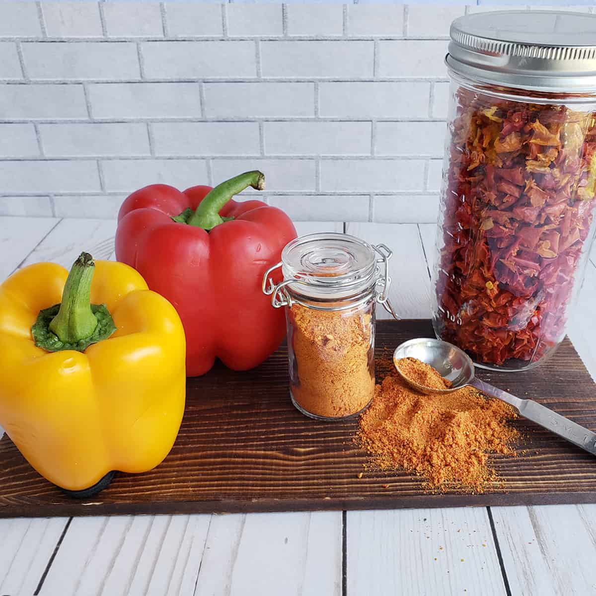 Bell peppers with pepper powder and dried pepper bits