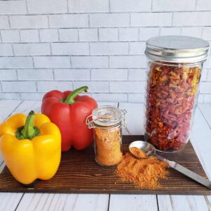 Bell peppers with pepper powder and dried pepper bits