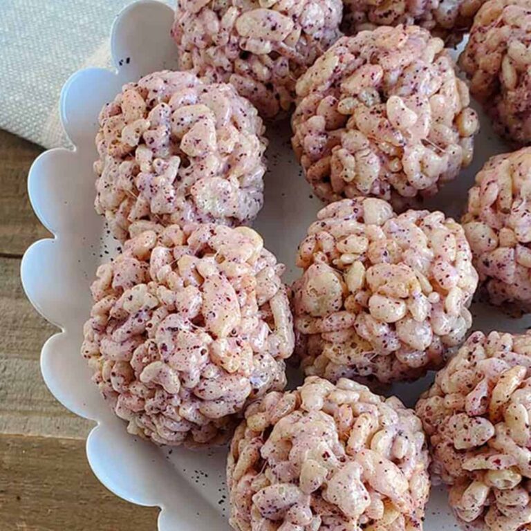 round rice krispies treats made with blueberry powder